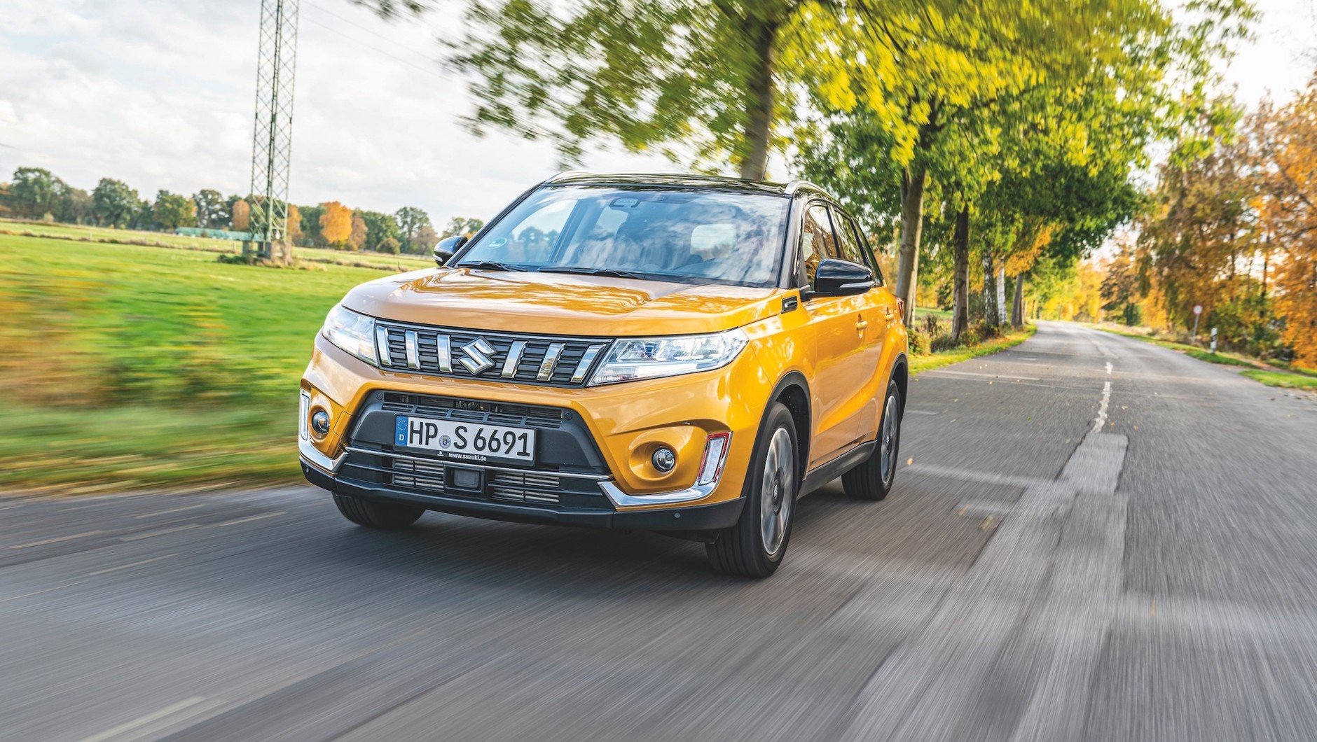 Suzuki Vitara, choć na początku może wydawać się zrobiona z papieru, to jest solidnym samochodem. Pojedzie w teren i nie będzie się psuła