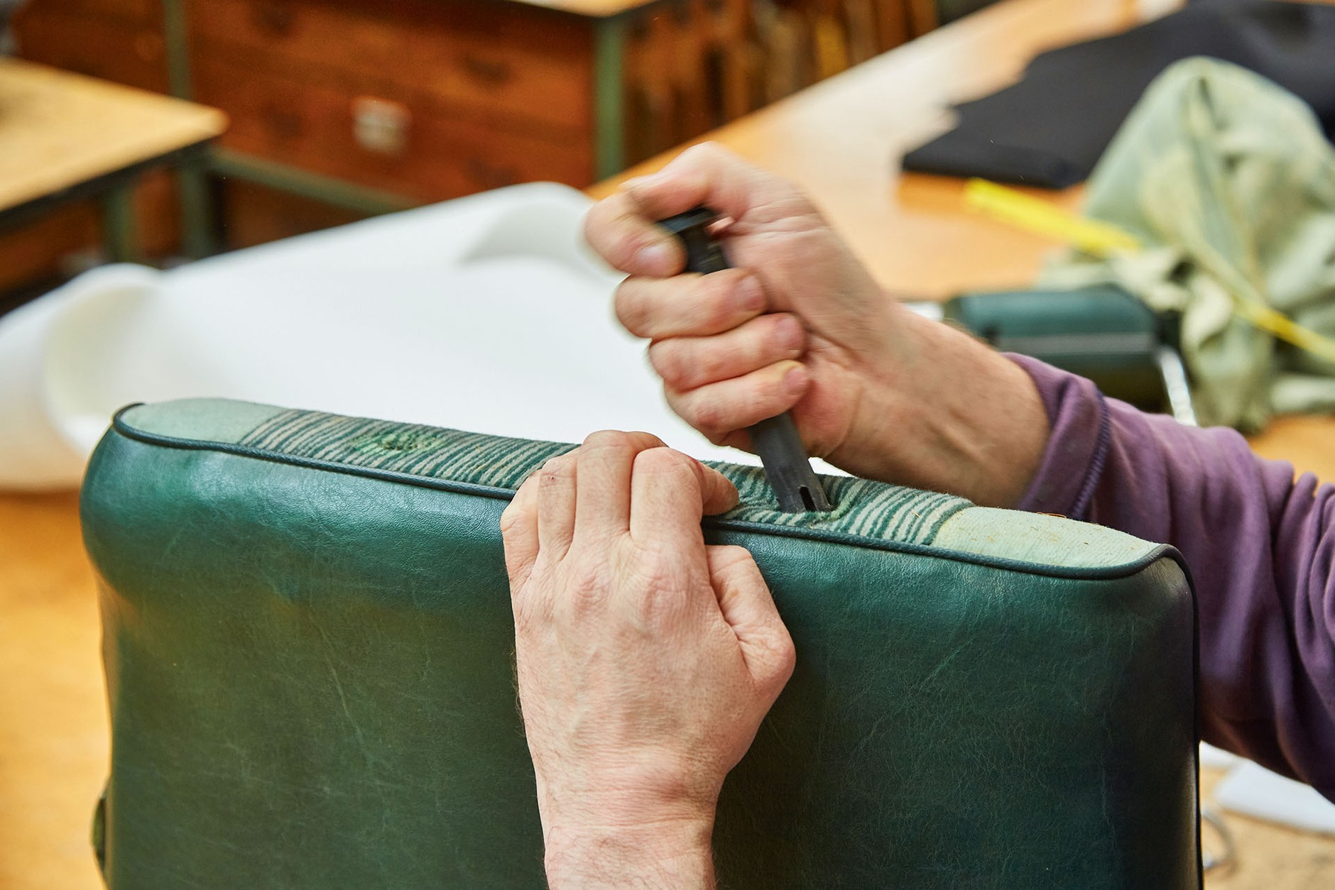 Jak samodzielnie naprawić zniszczoną tapicerkę?