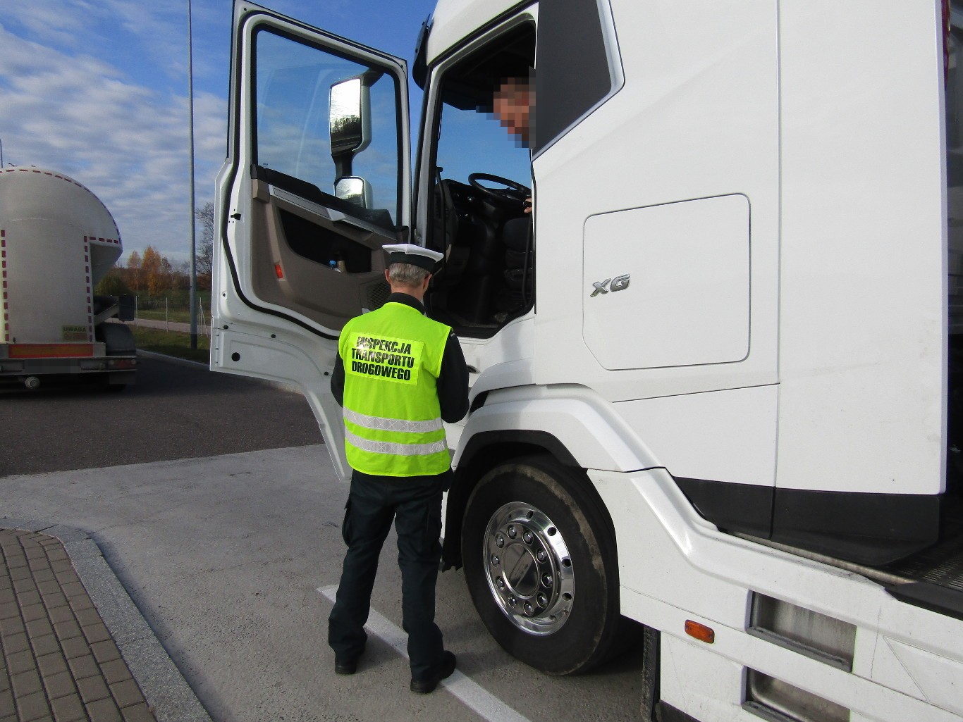 Kontrola zakończył się zatrzymaniem kierowcy do wyjaśnienia i zabezpieczeniem ciężarówki
