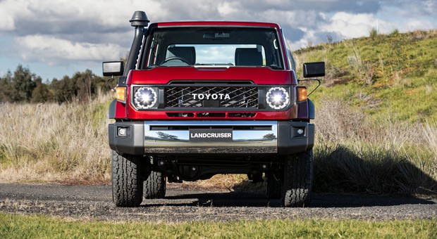 Jest na rynku od 1984 r. Toyota Land Cruiser 70 właśnie przeszła lifting
