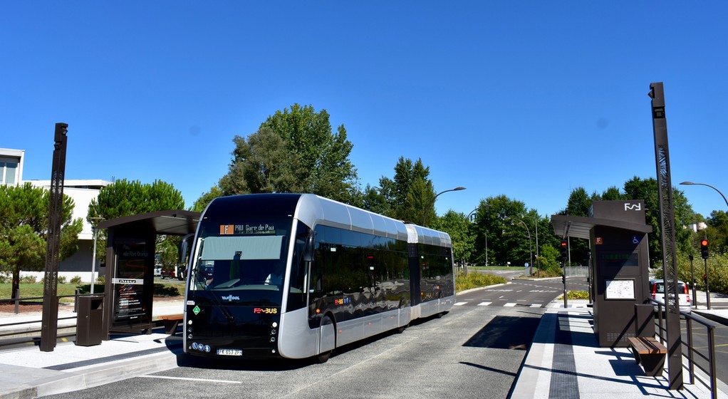 Autobus wodorowy Van Hool we francuskim mieście Pau