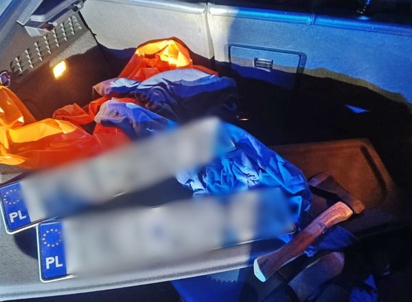 Sportowym audi uciekał przed policyjną Toyotą RAV4. Takiego finału się nie spodziewał