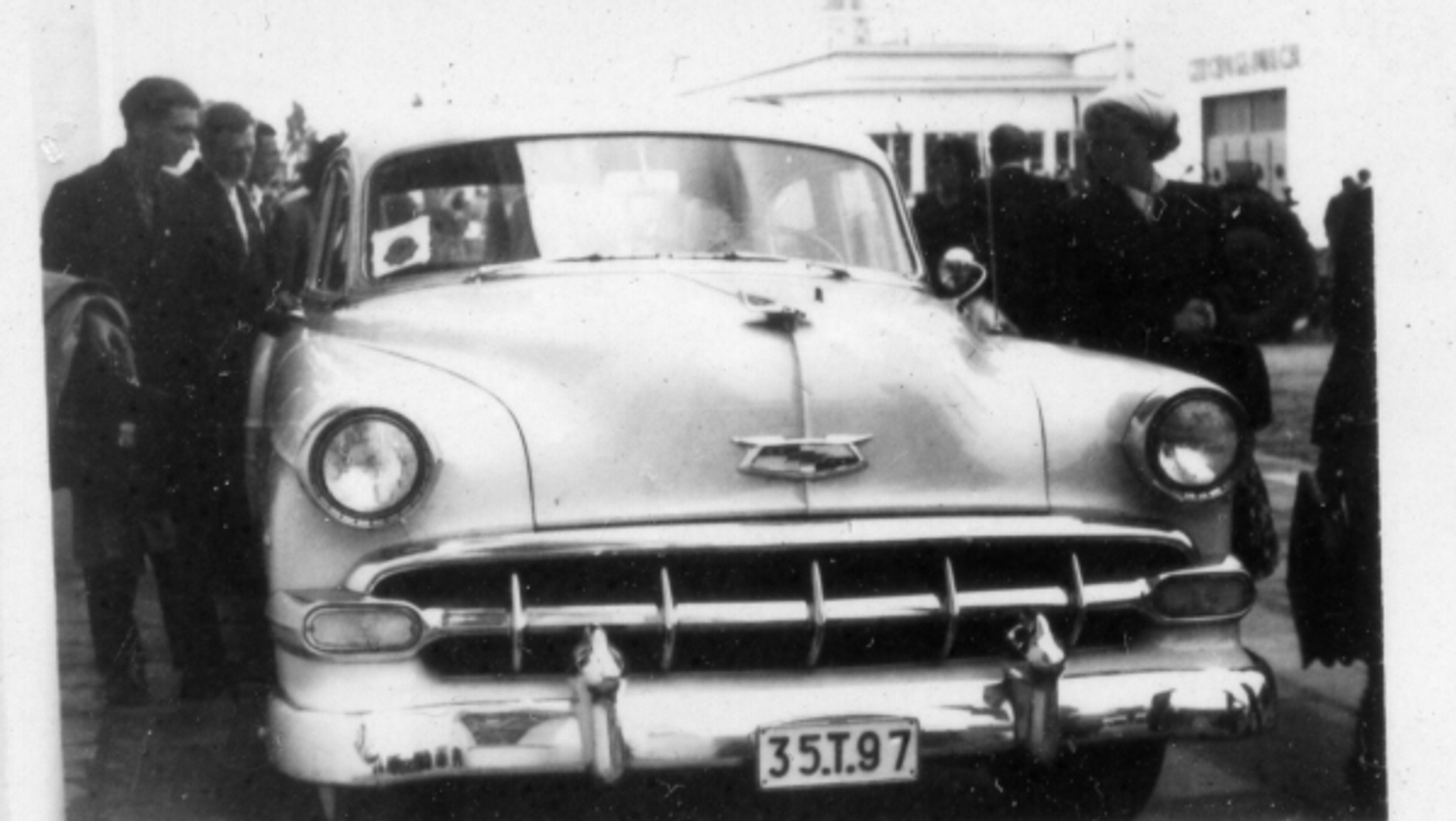 Chevrolet zaparkowany na terenie Międzynarodowych Targów Poznańskich.