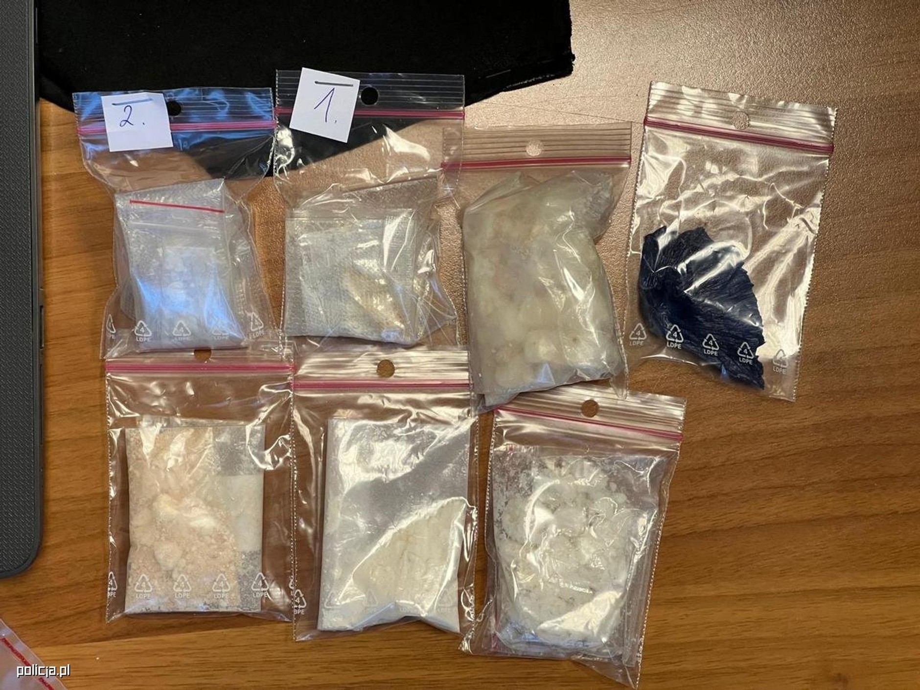 W mieszkaniu jednego z zatrzymanych policjanci znaleźli środki odurzające