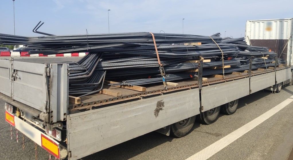 Naczepa ciężarowa z nieprawidłowo zabezpieczonym ładunkiem i z uszkodzoną oponą