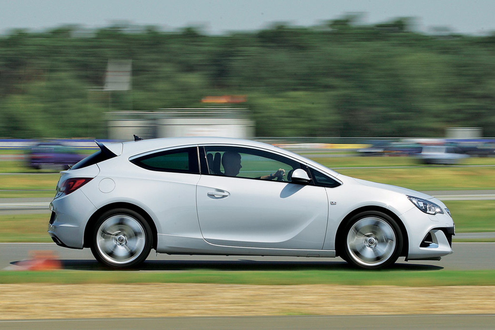 Opel Astra OPC kontra Renault Megane RS: kipią testosteronem