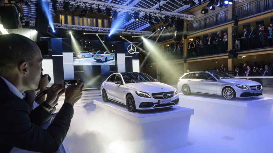 Mercedesy na salonie w Paryżu