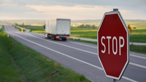 Ignorują znak B-20 i dostają mandaty albo gorzej. To najważniejszy znak na drodze
