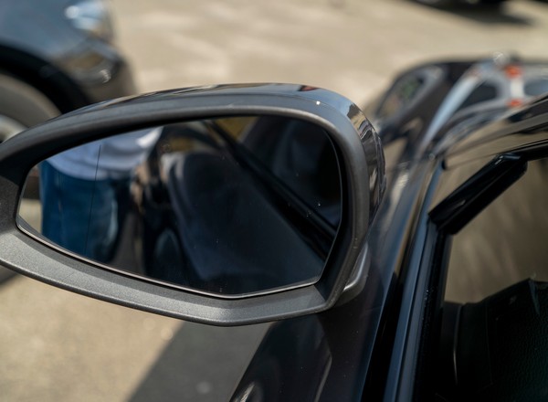 Jak prawidłowo ustawić lusterka w samochodzie? Zasady są proste