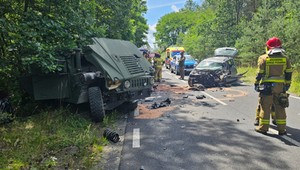 Wypadek na Dolnym Śląsku: Passat zderzył się z Humvee armii USA