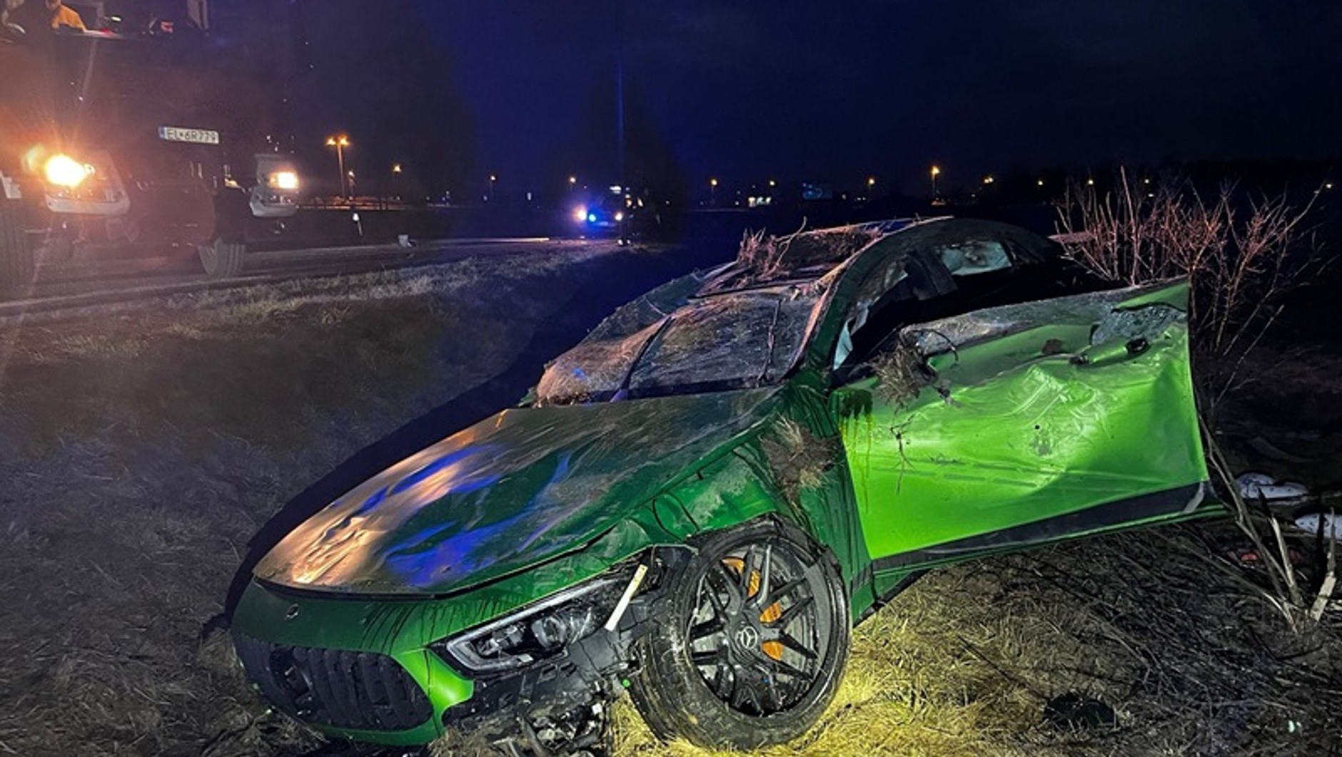 Zielony Mercedes-AMG GT w rowie