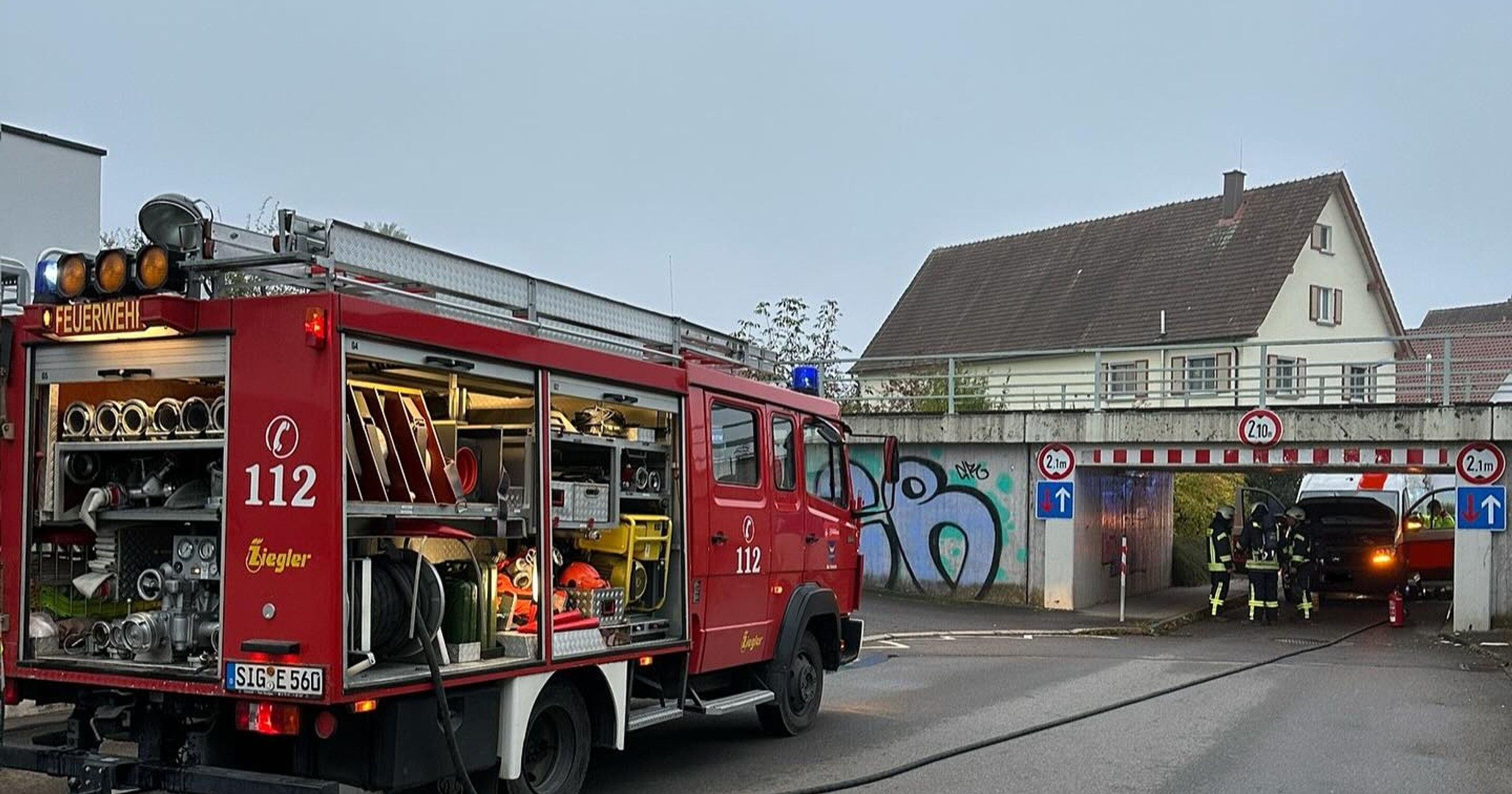 Samochód wbity pod wiadukt kolejowy to niemal norma w niemieckim Ennetach