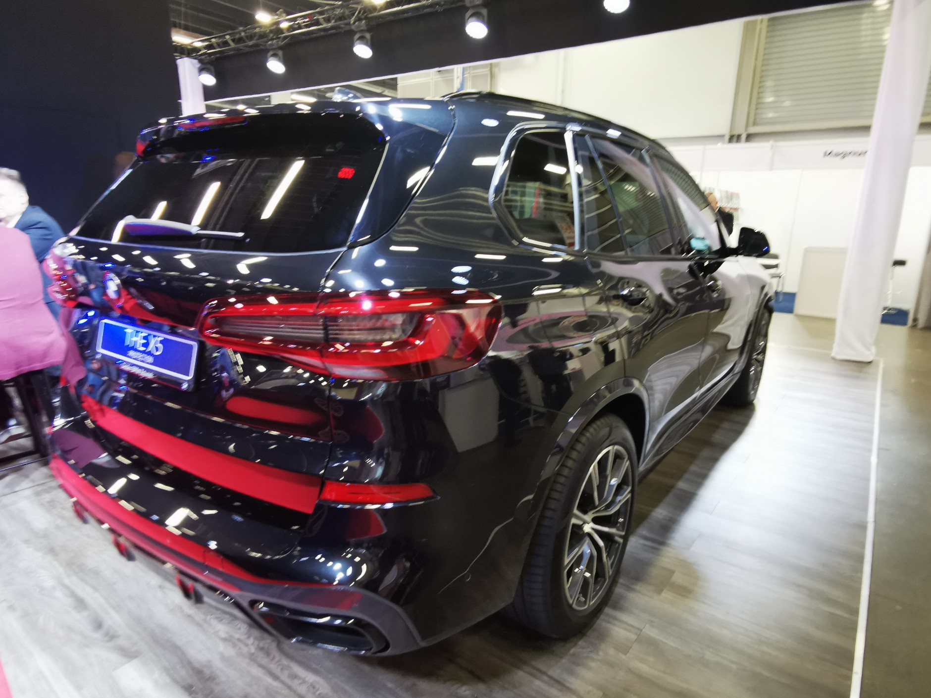 Wersja opancerzona wygląda tak samo, jak odmiana cywilna. Mimo opancerzenia ma świetne osiągi, rozpędza się od 0 do 100 km/h w 5,9 s. Prędkość maksymalna  jest ograniczona elektronicznie do 210 km/h.