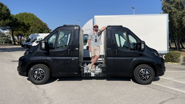 Sczepione tyłami auta dostawcze koncernu Stellantis w fabryce Stellantis Pro One