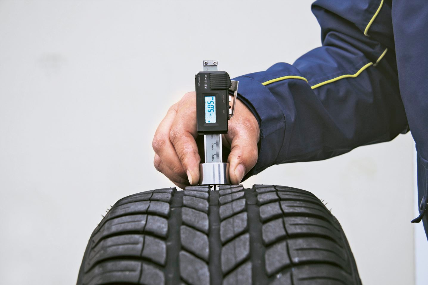 Trzeba pamiętać, że opona według polskiego prawa musi mieć minimum 1,6 mm głębokości bieżnika. Mimo wszystko, zaleca się, by jeździć na oponach, mających co najmniej 3 mm bieżnika