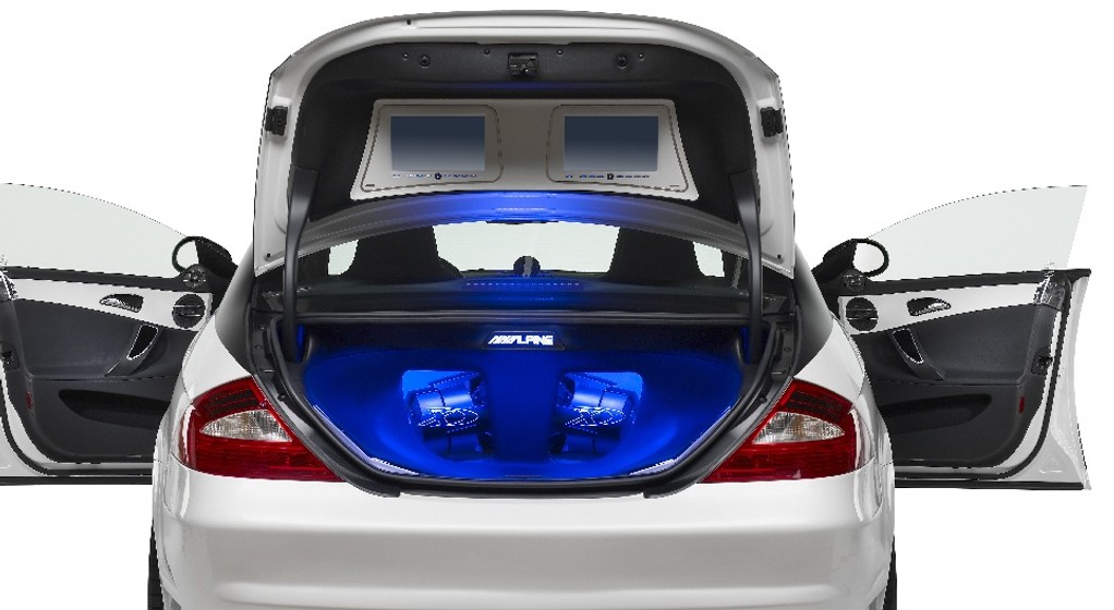 W bagażniku Alpine CLS prawdziwa elektrownia: