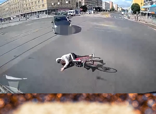 Chwile grozy dla rowerzysty na skrzyżowaniu we Wrocławiu [Nagranie]