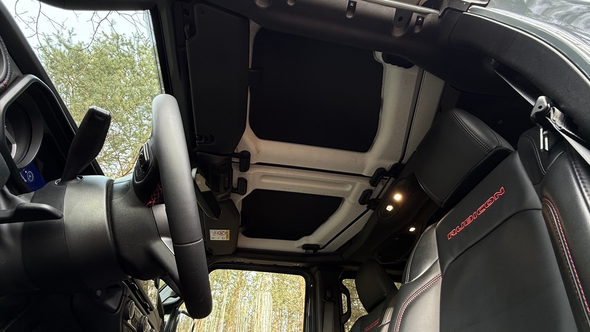 Jeep Wrangler: zapomnij o mięciutkiej podsufitce chłonącej hałas