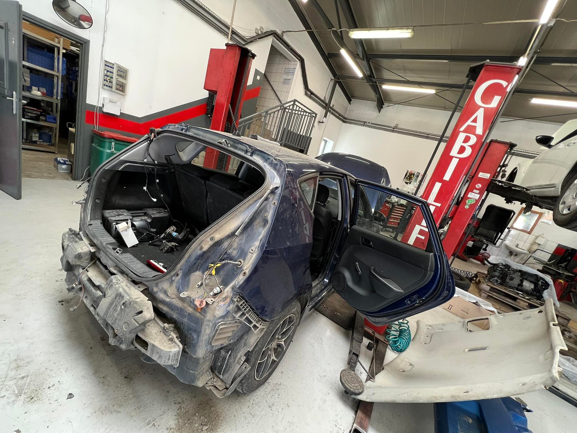 Hyundai i30 z Mariupola w trakcie naprawy