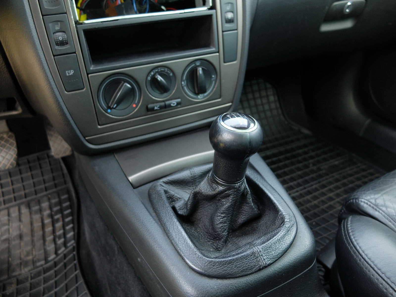 Trzynaście lat eksploatacji odcisnęło swe piętno zarówno na tapicerce (skórzane wykończenie jest trochę spękane, ale nie przetarte), jak i na rączkach drzwi – elementy te nie słyną z trwałości.