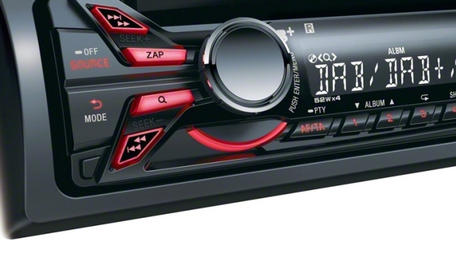 Sony CDX-DAB500U. Przystępniejszy cenowo model radia CD z USB i tunerami do odbioru cyfrowej radiofonii. 