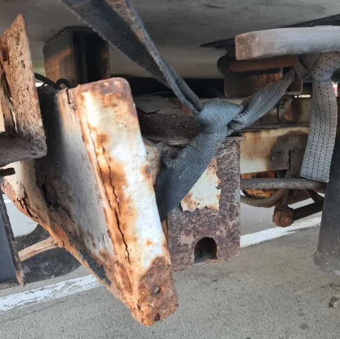 Policjanci z Lublina zatrzymali na S12 auto dostawcze w złym stanie