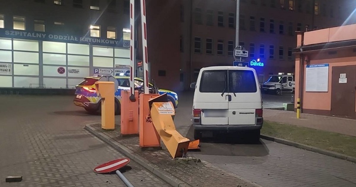 Wjechał na teren szpitala i zniszczył szlaban. Był pijany