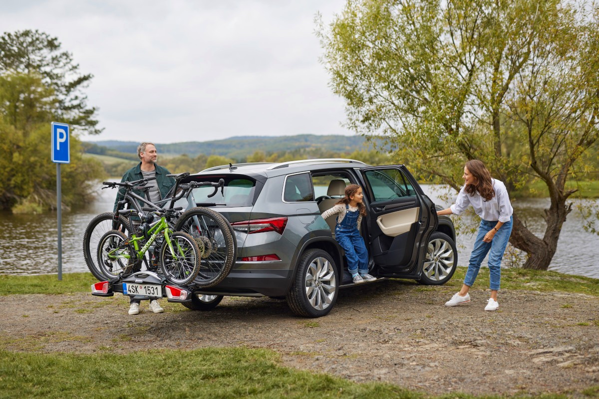 Rower przywiązany do bagażnika domowym sposobem „na pasy” i trochę taśmy? Znacznie bezpieczniej i wygodniej jest postawić na odpowiednie akcesoria