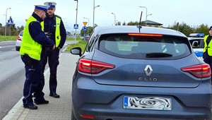 Obie ręce na kierownicy albo mandat
