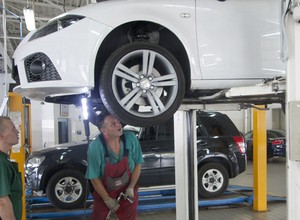 Jak jeździć taniej? Zobacz gdzie serwisowanie auta jest najtańsze