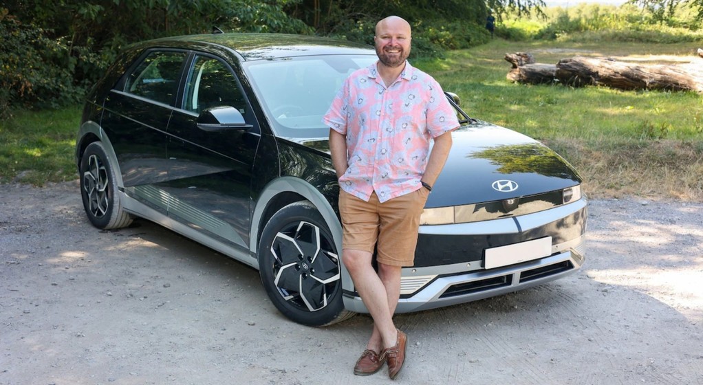 Alex Robbins i jego używany Hyundai IONIQ 5. Co musisz wiedzieć o takim zakupie? Mamy sporo wniosków