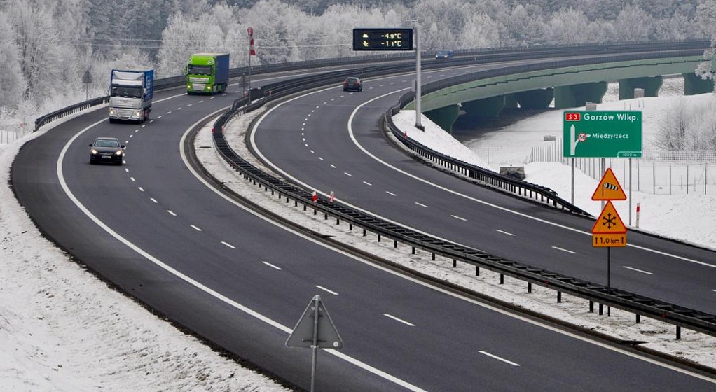 Infrastruktura umożliwiająca odśnieżanie ciężarówek wciąż jest uboga, ale wkrótce powinno się to zmienić