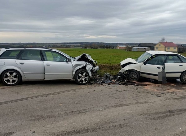 Dwa Audi zderzyły się czołowo na łuku drogi. Skończyło się tragicznie