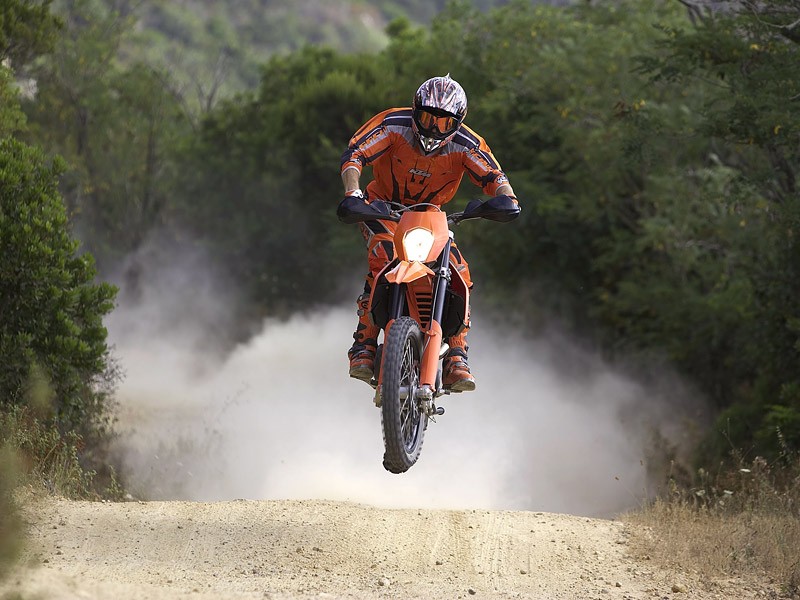 Wiele terenowych 125-tek  ma moc wyższą niż 15 KM – na takie maszyny nadal trzeba mieć prawo jazdy kategorii A.