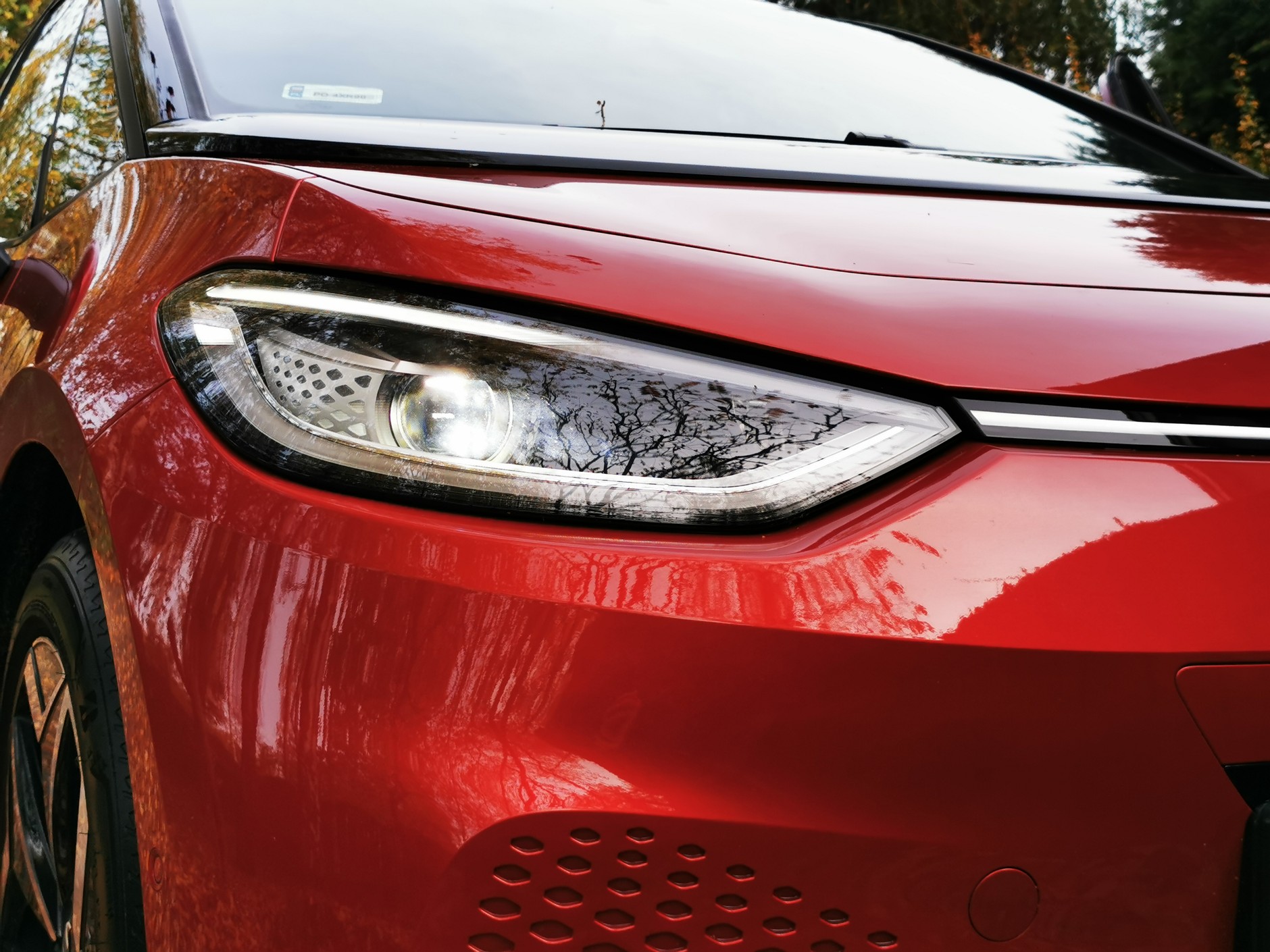 Nowoczesny, LED-owy reflektor matrycowy