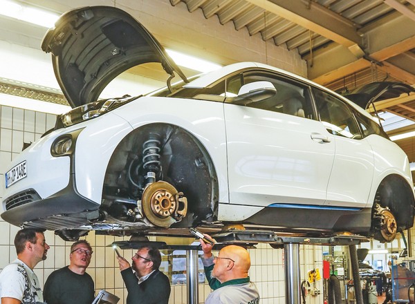 Używane auto elektryczne. Czy da się już coś kupić w rozsądnej cenie?