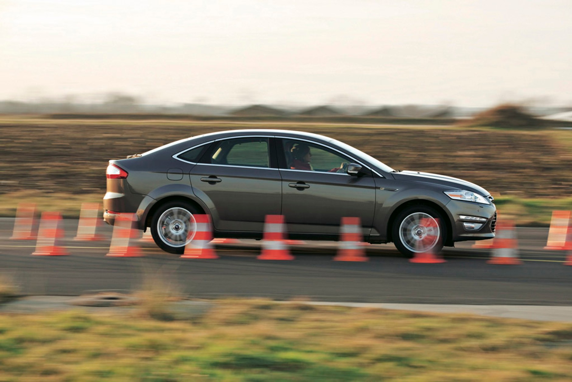 Kia Optima kontra Ford Mondeo i Peugeot 508: które auto jest najlepsze dla rodziny