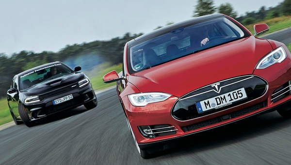 Dodge Charger Hellcat kontra Tesla Model S P85D - czyli, brutal kontra anioł