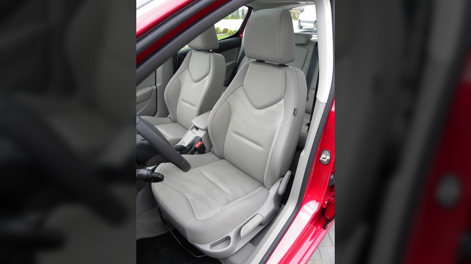 Peugeot 308 FL: Świeża twarz
