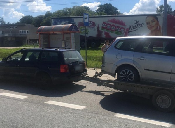 Passatem ciągnął lawetę z autem, w którym siedziały dzieci