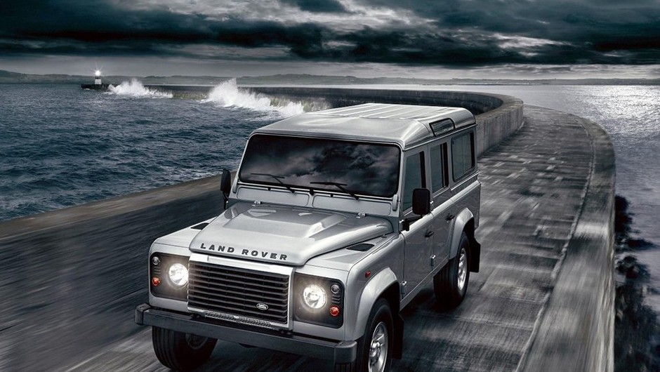 Land Rover Defender z nowym silnikiem
