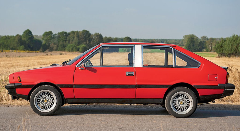 Szeroki słupek B z nakładką wykonaną z aluminium to jeden z elementów 
odróżniających Poloneza Coupé od 3d