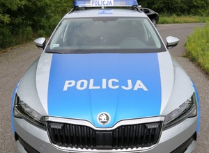 Policja zmieni oznakowanie radiowozów - gwiazda na masce i napis "Pomagamy i chronimy"