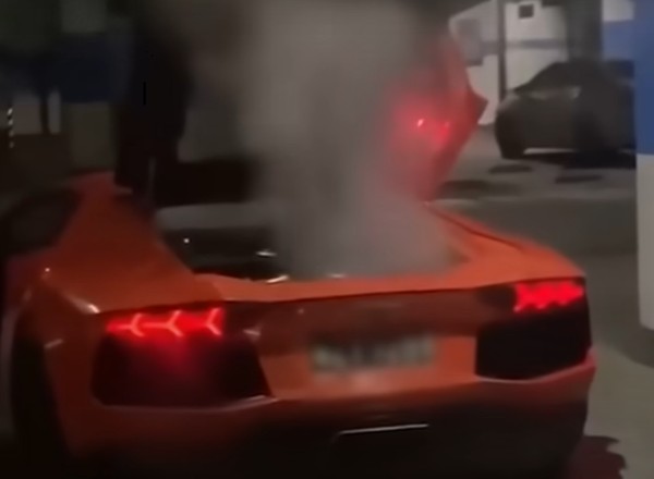 Dziwny pomysł na grilla omal nie skończył się pożarem Lamborghini Aventadora