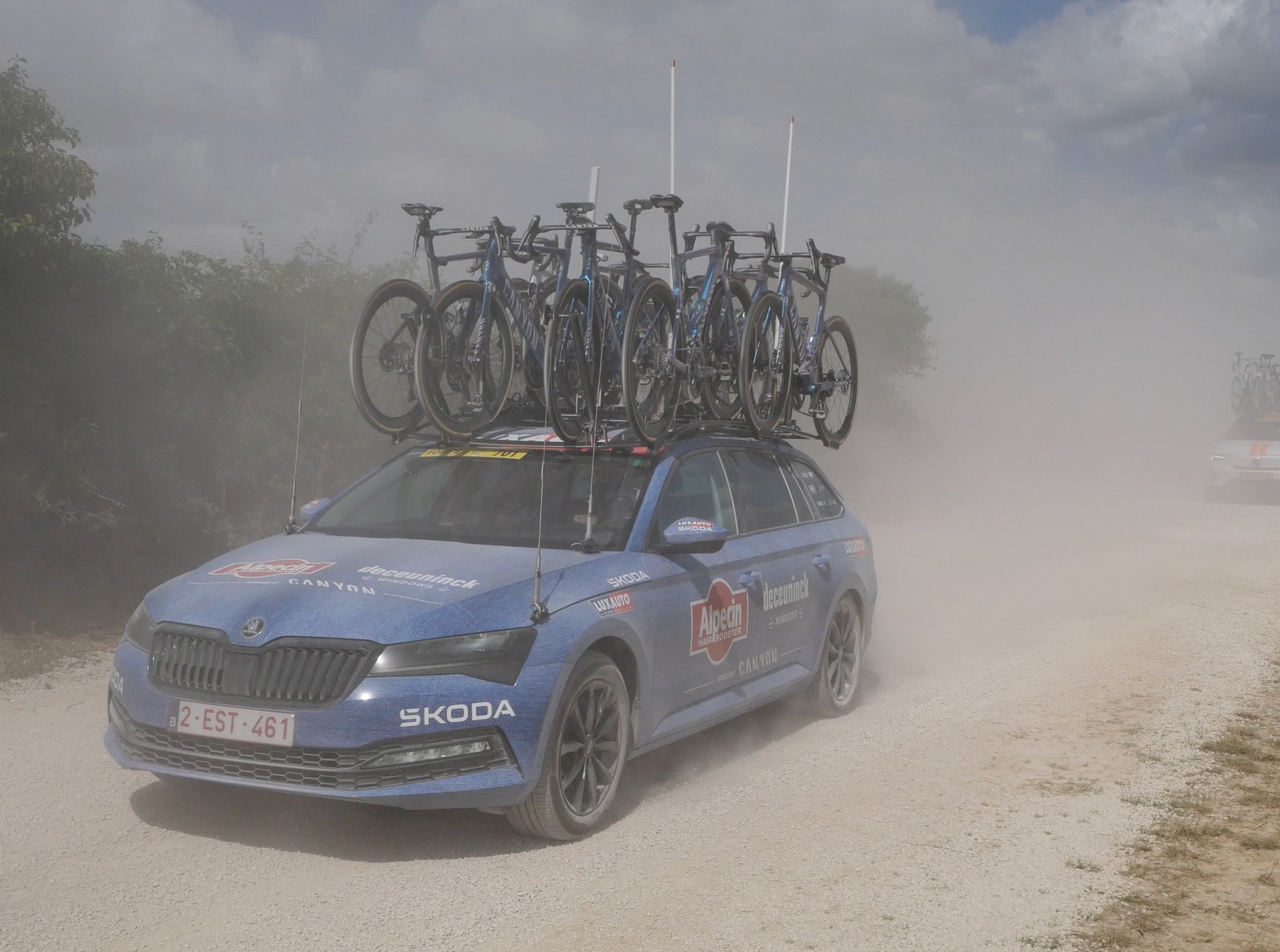 Każdy pojazd na odcinkach szutrowych wzbudza tumany kurzu. Nie da się jechać wolno, bo zawodnicy jadą szybko