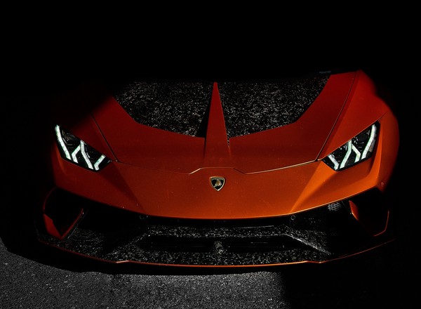 Zakurzone Lamborghini Huracan porzucone na parkingu. Smutny widok