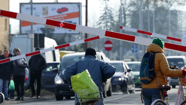 Przeszedł pod szlabanem, widzieli to policjanci. Zapłaci gigantyczny mandat