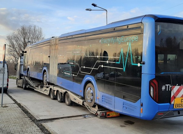 Przewóz przegubowego autobusu to nie jest częsty widok. Od razu wzbudził wątpliwości