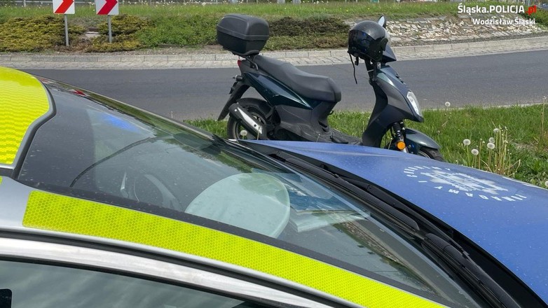 Obraz pochodzący z serwisu https://wodzislaw-slaski.policja.gov.pl/k28/informacje/wiadomosci/383654,Pijani-jechali-motorowerem-Zatrzymala-ich-wywrotka-i-powiadomieni-przez-swiadkow.html