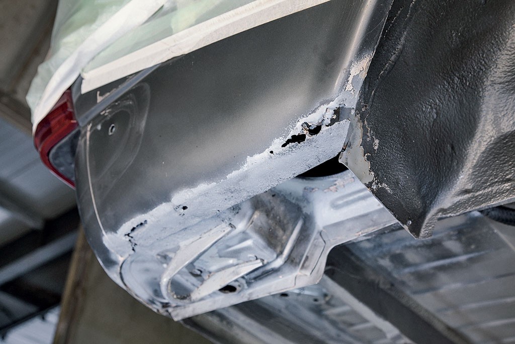 Po piaskowaniu dokładnie widać dziurawe fartuchy błotników